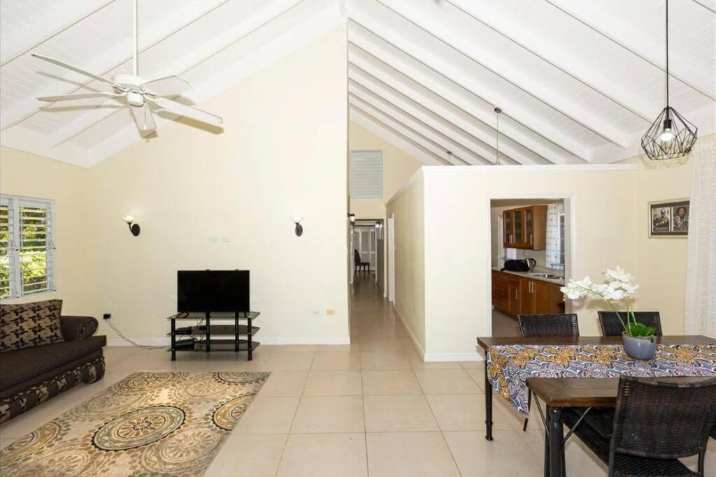 Richmond - Heroes Villa, Ac, Security, Access To Pool, Playground & Private Beach - Welcome Breakfast Basket Exterior photo