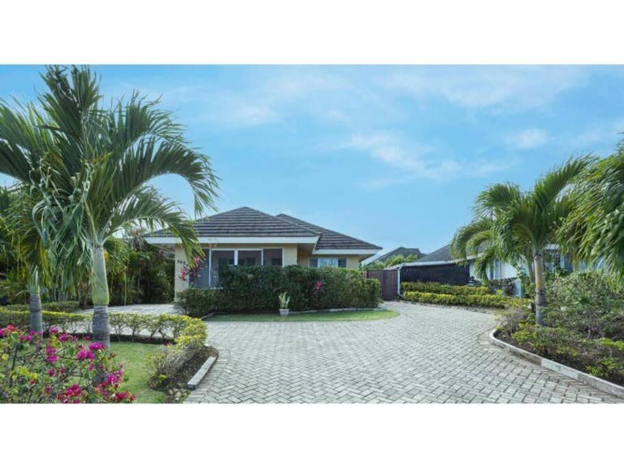 Richmond - Heroes Villa, Ac, Security, Access To Pool, Playground & Private Beach - Welcome Breakfast Basket Exterior photo