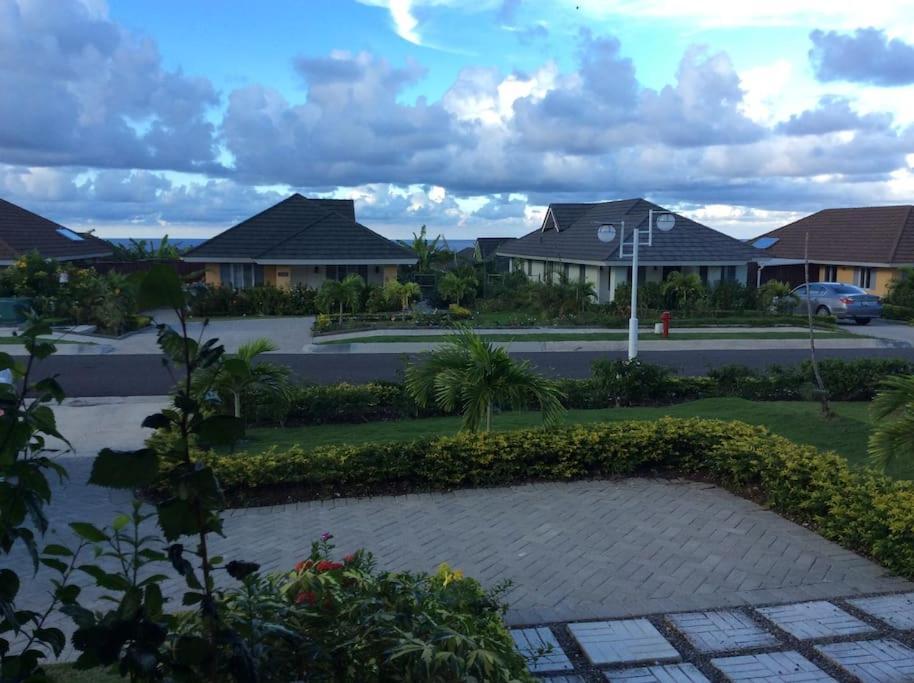 Richmond - Heroes Villa, Ac, Security, Access To Pool, Playground & Private Beach - Welcome Breakfast Basket Exterior photo